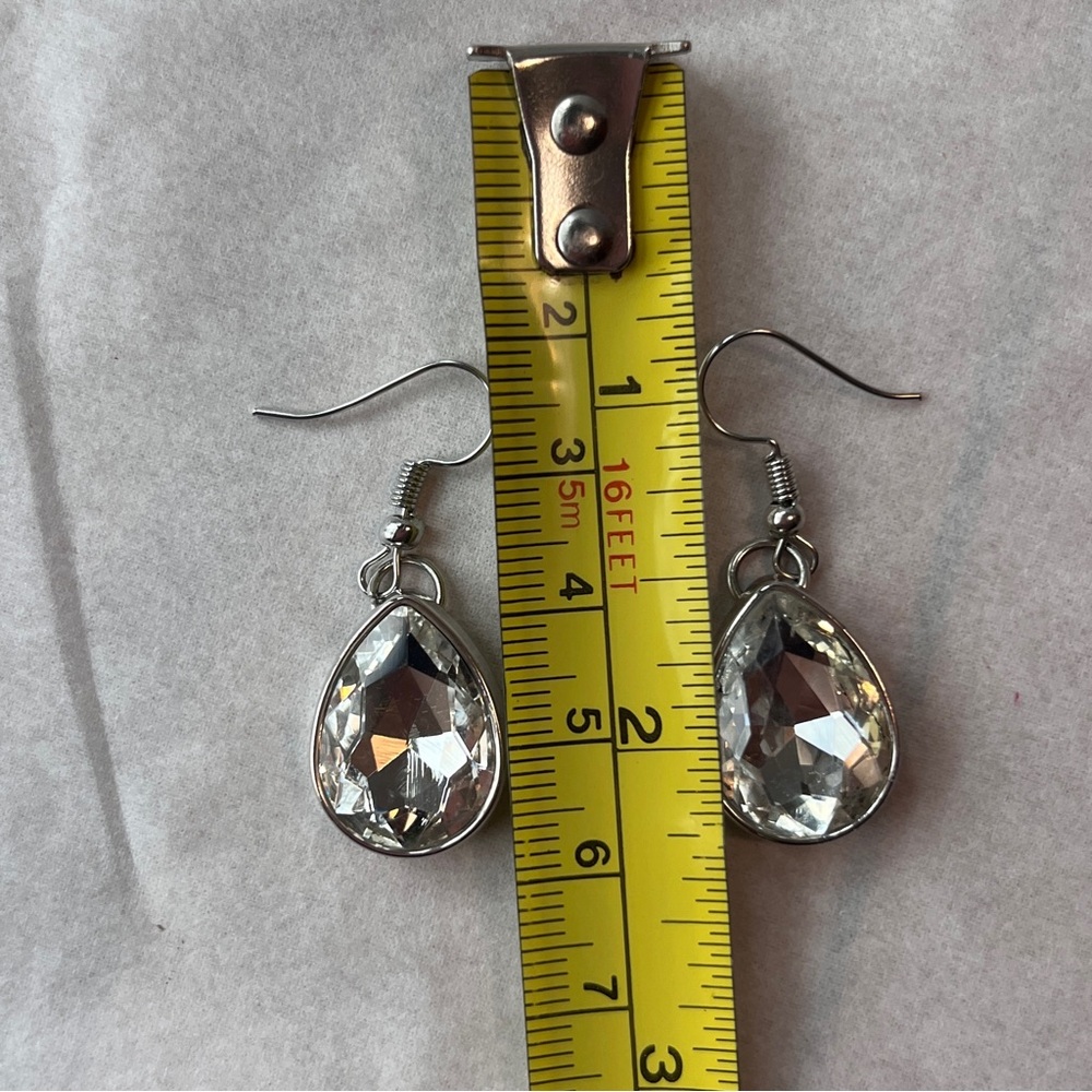 Dana BUCHMAN added & Elegant Silver Tone Necklace & earrings with Clear Crystals - Picture 5 of 11